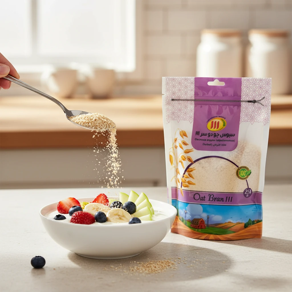 قاشق حاوی سبوس جو دوسر که روی کاسه ماست و میوه پاشیده می‌شود